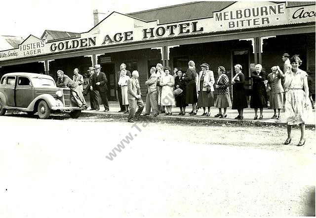 A group at the Golden Age Hotel, Tarnagulla for the 1937 Easter "Back-To".