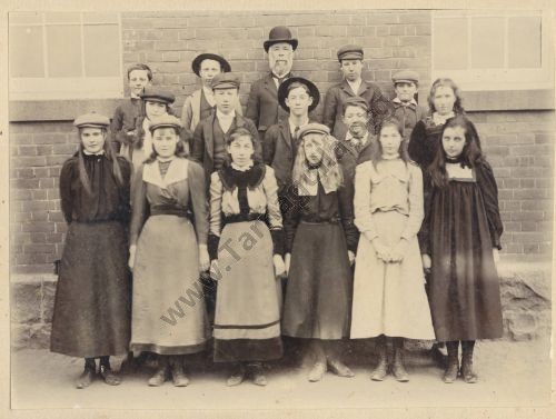 Tarnagulla School - year unknown.~ turn of the Century.Kindly provided by Dennis Carnell.