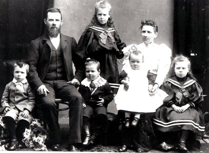 William H Alexander b 18 Apr 1855 & Elizabeth J Alexander b 1860 with children