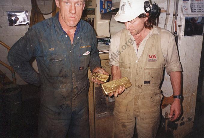 2000d Reef Mining NL Wattle Gully Gold Room Don Iskov, John Marr holding ingots