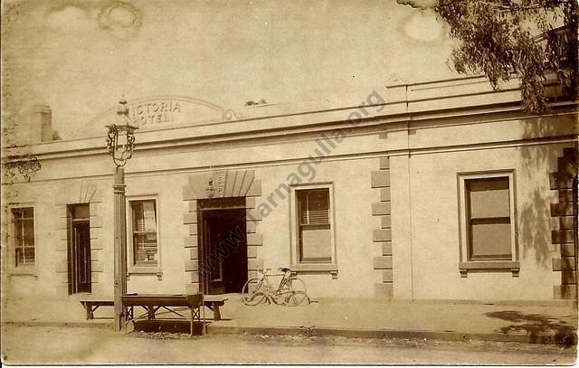 Victoria Hotel, Tarnagulla, c. 1912.
Note the elaborate kerosene lamp with horse hitching ring and the horse watering trough.
From the Win and Les Williams Collection.
