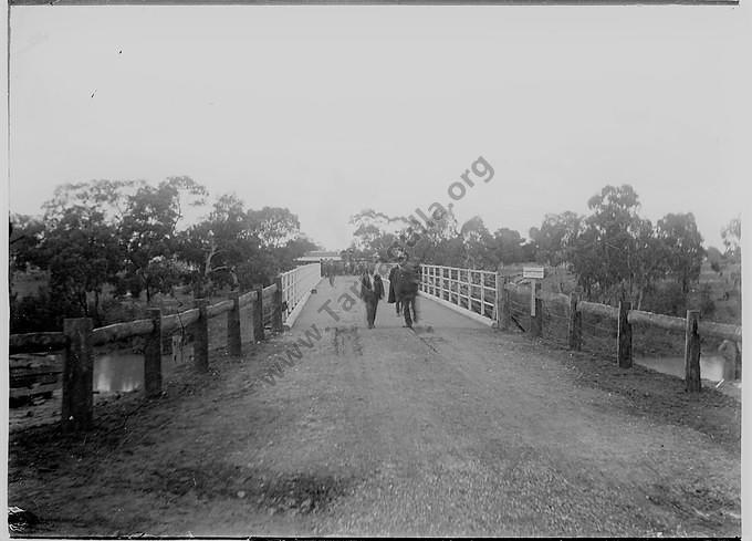 Testing the new Laanecoorie Bridge, July 1911