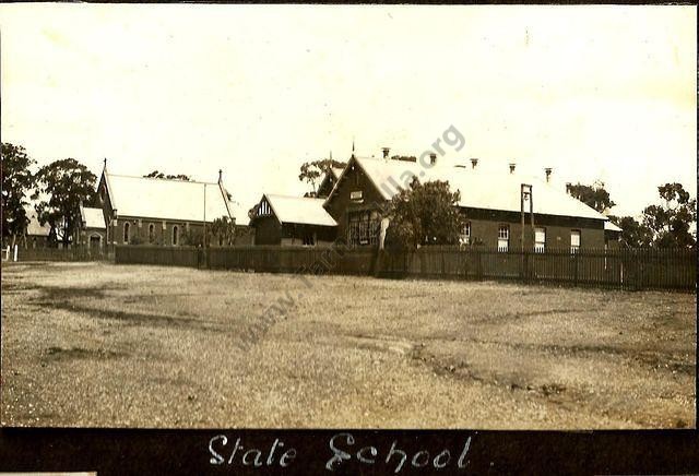 Tarnagulla State School, with the 
Roman Catholic Church to the left.
From the Marie Aulich Collection