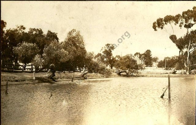 Company's Dam, Tarnagulla, looking north-east with Methodist Church in the background.
From the Marie Aulich Collection